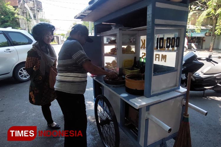 Pak Joko yang sedang meracik rujak manisnya. (Foto: Rizky Putra Dinasti/TIMES Indonesia)