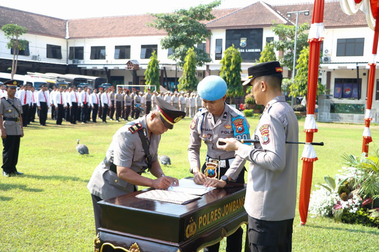 Kapolres Jombang AKBP Eko Bagus Riyadi saat memimpin upacara serah terima jabatan Kabag, Kasat dan Kapolsek Jajaran di lapangan Mapolres Jombang, Senin (2/10/2023). (FOTO: Bambang Cahyono/TIMES Indonesia)