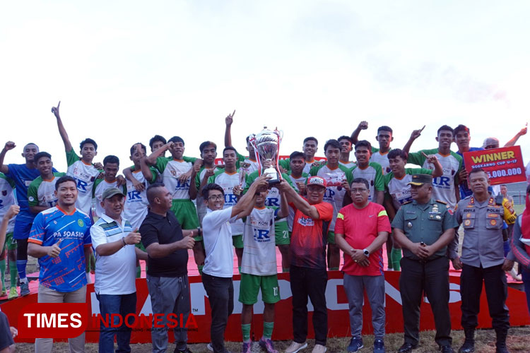 Pose bersama Selapura 06 FC dengan Wali Kota Tidore Kepulauan Capt Ali Ibrahim. (Foto: Harianto/TIMES Indonesia)