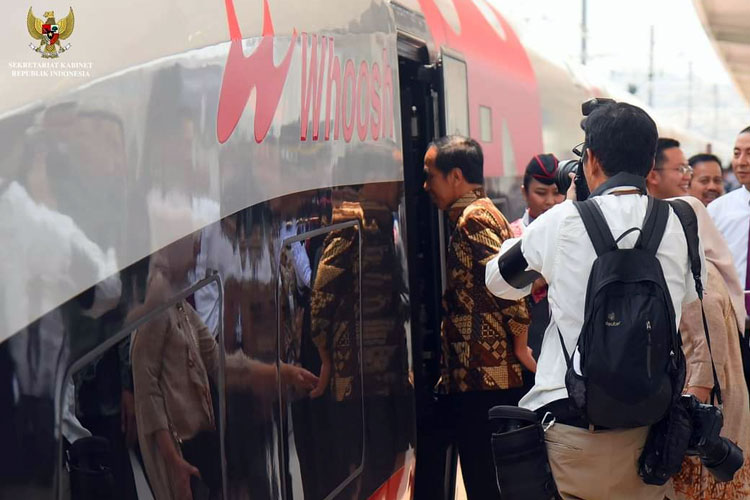 Presiden Joko Widodo menyampaikan keterangan pers usai mencoba Kereta Cepat Jakarta Bandung Whoosh di Stasiun Padalarang, Kabupaten Bandung Barat, Provinsi Jawa Barat, Senin 2 Oktober 2023. (FOTO: Humas Setkab/Rahmat)