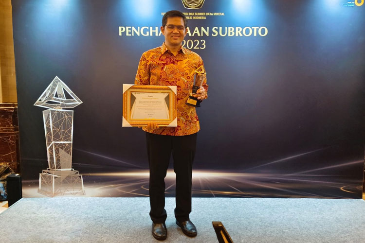 Reizaldi Gustino, Presiden Direktur PT Pertamina Rosneft Pengolahan dan Petrokimia saat membawa teropi penghargaan Penghargaan Subroto Award kategori Stakeholder. (Foto: Humas PRPP for TIMESIndonesia)