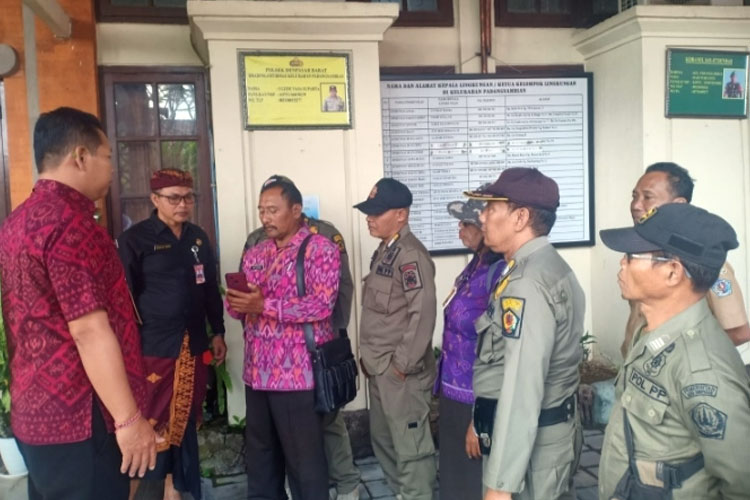 Camat Denpasar Barat Ida Bagus Made Purwanasara bersama Satpol PP memberikan peringatan kepada warganya untuk tidak membuang sampah di sungai. (Foto: Humas Pemkot Denpasar for TIMES Indonesia)
