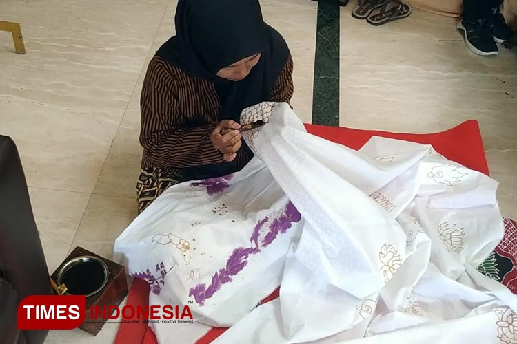 Proses mencanting atau membuat batik (FOTO: Yobby/TIMES Indonesia) 