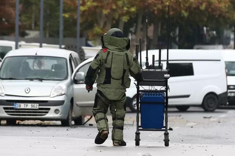 Seorang ahli penjinak bom bekerja di lokasi ledakan di Ankara. (FOTO: CNN/Reuters)