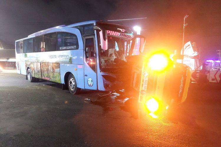 Dihantam Bus, Truk Tangki Terguling di Jalan Ring Road Blok O