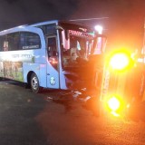 Dihantam Bus, Truk Tangki Terguling di Jalan Ring Road Blok O
