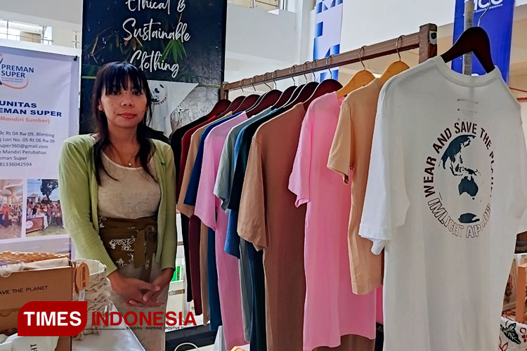 Naning Suharti, Founder Kaos Bambu Imlicht, bersama dengan hasil karya produk berbahan organiknya (Foto: Hanum Dinda Ayu Fardila/TIMES Indonesia)