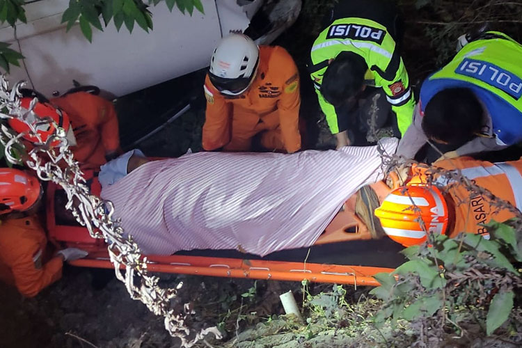 Avanza Ringsek Terjun ke Jurang Sedalam 3 Meter, Ini Kondisi Pengemudi