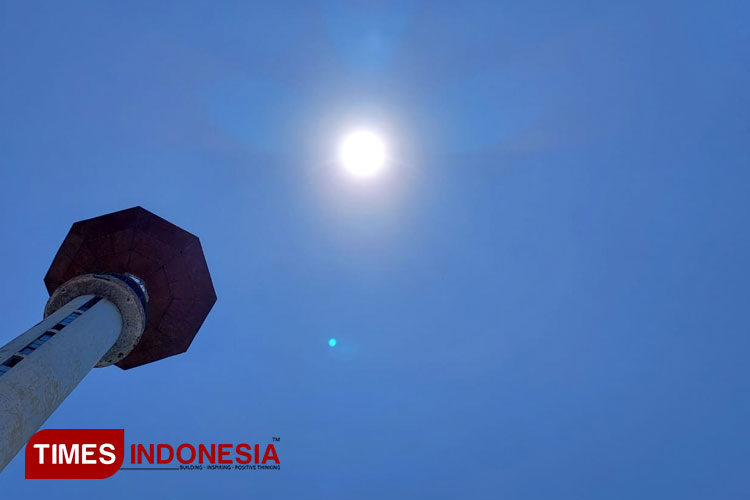 Matahari tepat diatas kepala pada saat jam menunjukkan pukul 12.00 WIB di Banyuwangi. (FOTO : Anggara Cahya /TIMES Indonesia)