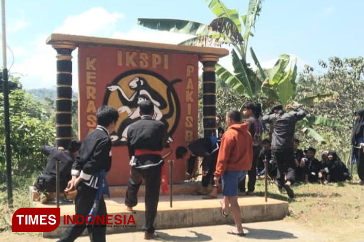 Tugu-Pencak-Silat.jpg