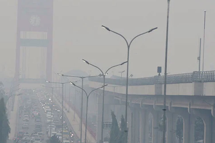Ilustrasi asap akibat kebakaran hutan dan lahan di Palembang.(FOTO: Antara)