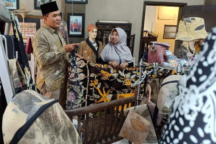 Bambang Haryo Soekartono melihat produksi batik tulis karya kelompok usaha perempuan pengerajin batik tulis dan Ecoprint di Desa Juwet Kenongo, Porong, Sidoarjo (Rudi Mulya/Times Indonesia)
