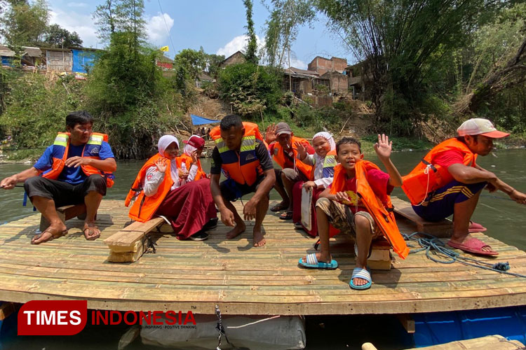 Suasana sejumlah anak sekolah dan masyarakat saat menaiki perahu rakit di kawasan Mergosono, Kota Malang. (Foto: Rizky Kurniawan Pratama/TIMES Indonesia)