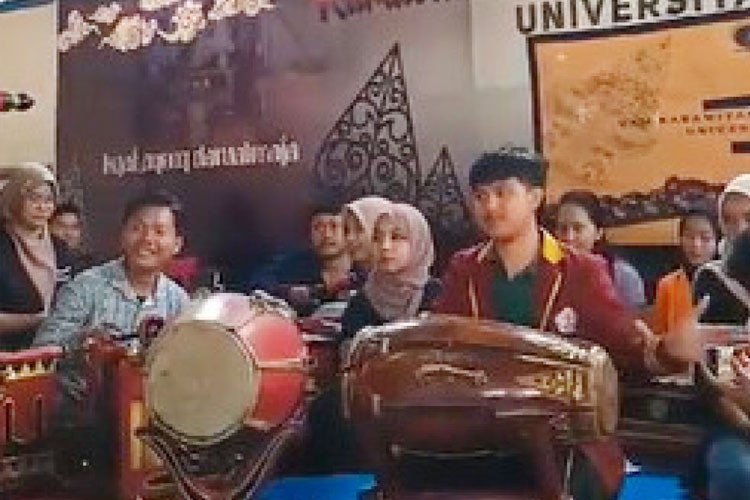 latihan-gamelan.jpg