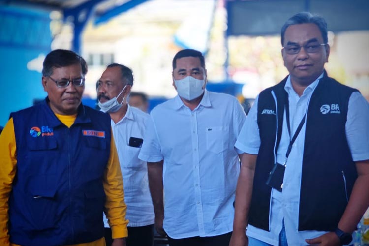 Manajemen BRI RO Surabaya saat acara kegiatan TJSL di Pasar Larangan Sidoarjo berupa pengelolaan sampah terpadu, Rabu (4/10/2023).(Dok.BRI Surabaya)