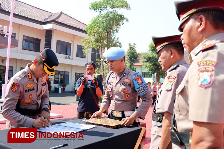 Kapolres Batu saat memimpin Upacara Sertijab di Mapolres Batu. (Muhammad Dhani Rahman/TIMES Indonesia)
