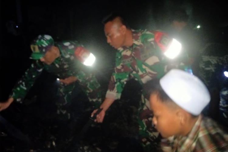 Anggota Koramil Jangkar Turut Padamkan Kebakaran Rumah di Desa Jangkar, Situbondo. (Foto : Pendim Situbondo for Times Indonesia)