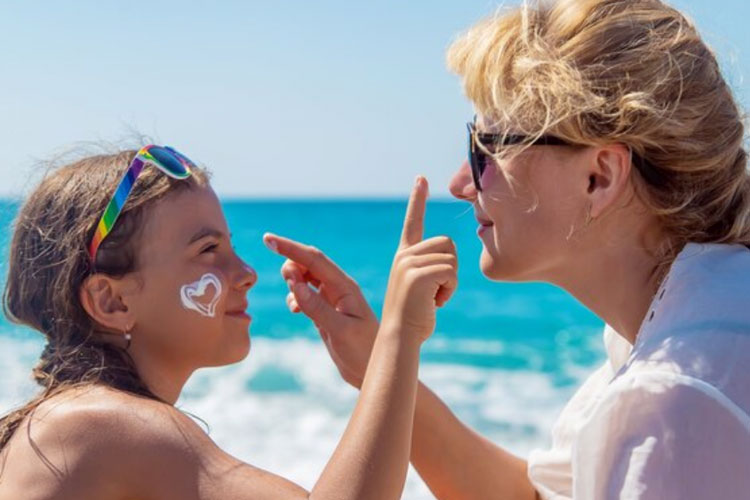 Penggunaan sunscreen untuk si kecil. (Foto: Freepik)