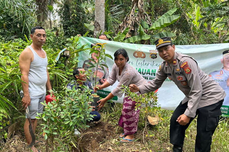 Komitmen Polri dalam mendukung pelestarian lingkungan ditunjukan dengan penanaman pohon oleh personel Polres Badung. (Foto: Humas Polres Badung for TIMES Indonesia) 