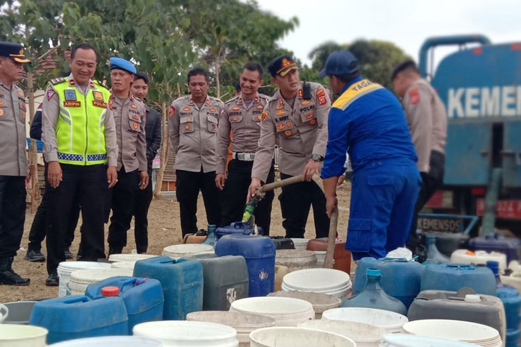 Warga Pasirjaya Krisis Air, Polres Tasikmalaya Salurkan Bantuan Air Bersih