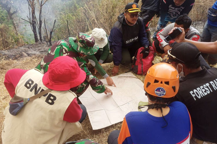 Danrem 081/DSJ Terjunkan Personelnya Atasi Kebakaran Lahan Dan Hutan ...