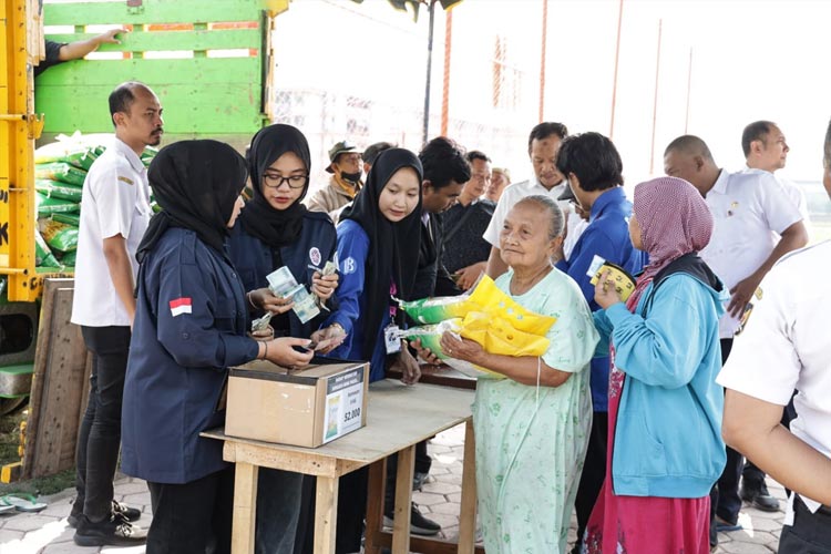 Antrian warga Kota Kediri saat membeli beras murah dalam operasi pasar yang digelar Pemkot Kediri Bersama Bulog Kediri (Foto/Diskominfo Kota Kediri)