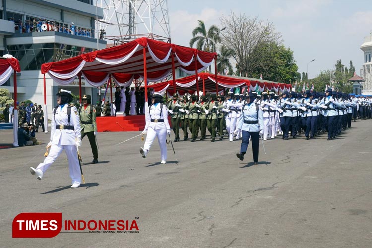 Devile Kolaborasi Tiga Matra Tampil Memukau pada Peringatan HUT TNI ke-78 di Surabaya