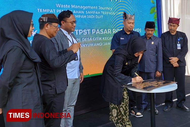 Bupati Banyuwangi, Ipuk Fiestiandani, menandatangani batu peresmian Bank Sampah TPSP Rogojampi. (FOTO : Anggara Cahya /TIMES Indonesia)