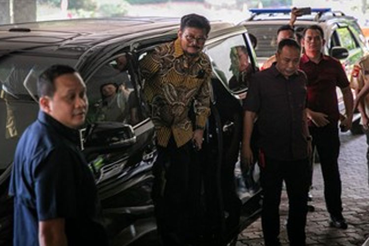 Mentan Syahrul Yasin Limpo saat tiba di kantor Kementan sebelum menuju ke Polda Metro Jaya. (FOTO: CNN Indonesia)