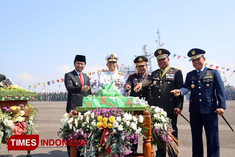 Pangdam V Brawijaya dan Kapolda Jatim Saling Tukar Kue Ultah di HUT ke-78 TNI. (Foto : Pendam V Brawijaya for Times Indonesia)