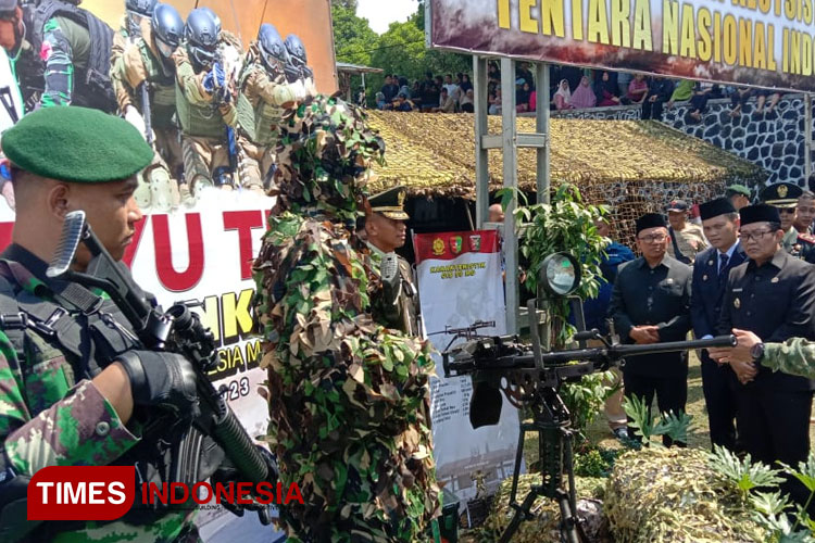 Salah satu personel TNI memperkenalkan beberapa Alutsista pada pameran alusista di halaman Setda Kabupaten Tasikmalaya, Kamis (5/10/2023) (FOTO: Aris/TIMES Indonesia)