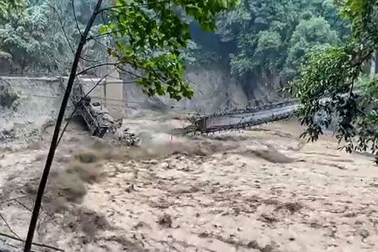 Danau di Himalaya India Meluap, 102 Orang Hilang