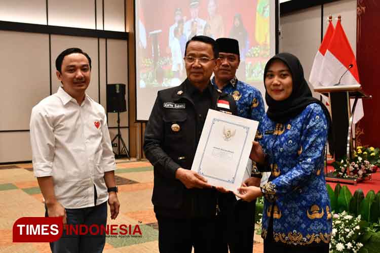 Bupati Majalengka, H Karna Sobahi didampingi Kepala BKPSDM Majalengka, H Irfan Nur Alam memberikan SK kenaikan pangkat bagi PNS. (FOTO: Jaja Sumarja/TIMES Indonesia)