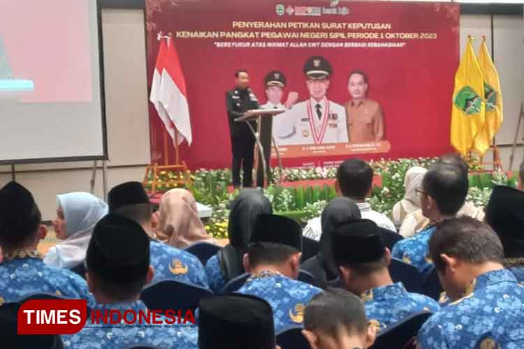 Bupati Majalengka, H Karna Sobahi memberikan sambutan saat penyerahan SK kenaikan pangkat bagi PNS. (FOTO: Jaja Sumarja/TIMES Indonesia)