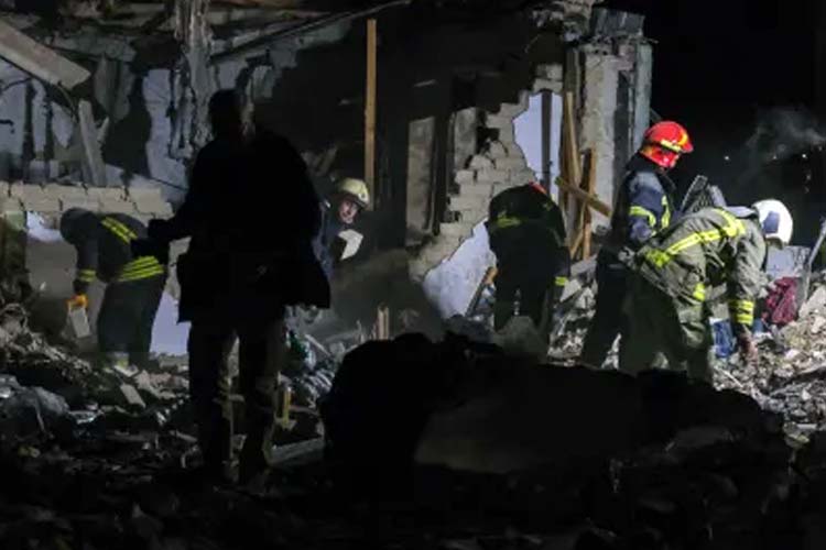 Layanan darurat Ukraina bekerja sepanjang malam untuk menggali puing-puing pasca serangan rudal Rusia. (FOTO: CNN).