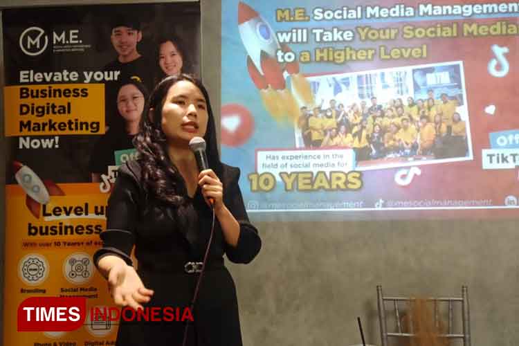 Founder & CEO ME Social Management, Merlianny Effendi saat presentasi digital branding di Surabaya, Jumat (6/10/2023). (Foto: Lely Yuana/TIMES Indonesia)