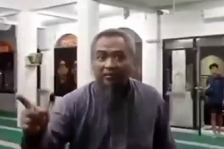Potongan video pria emosi dan marah-marah di Masjid Al Ikhlas, Kawasan Palm Spring, Kecamatan Jambangan, Kota Surabaya, Jawa Timur pada Senin 2 Oktober 2023.(Dok.Instagram @undercover.id)
