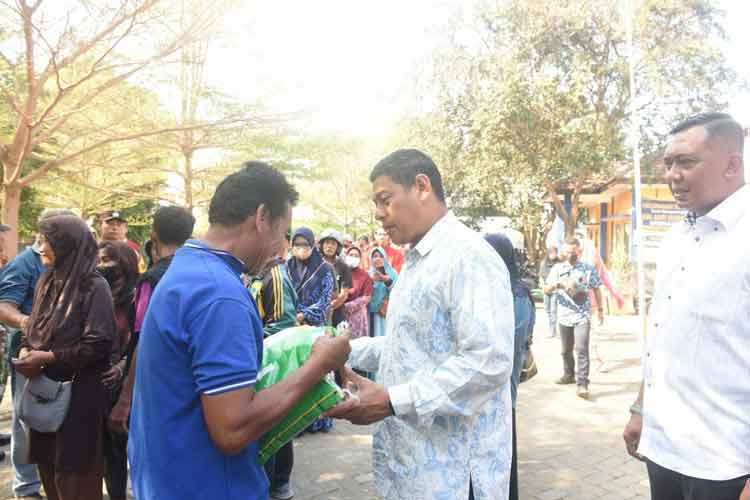 Wali Kota Kediri saat meninjau operasi pasar beras dan berbincang dengan warga (Foto:Diskominfo Kota Kediri)