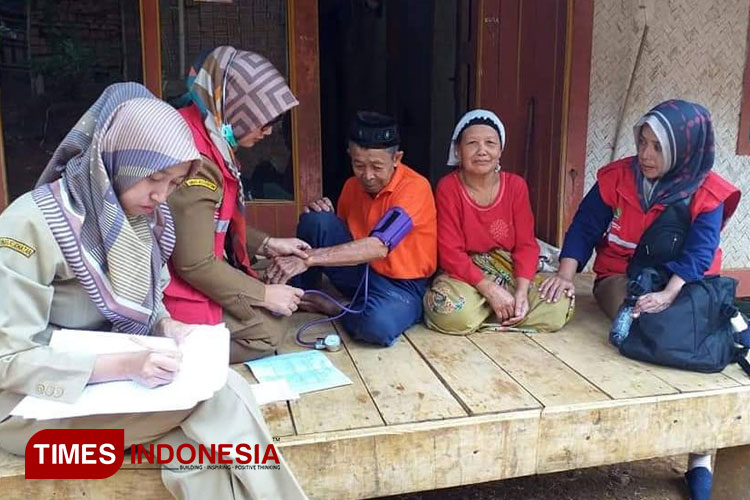Petugas tengah nganjang ke rumah warga Majalengka untuk melakukan pemeriksaan kesehatan. (FOTO: Hendri Firmansyah/TIMES Indonesia)