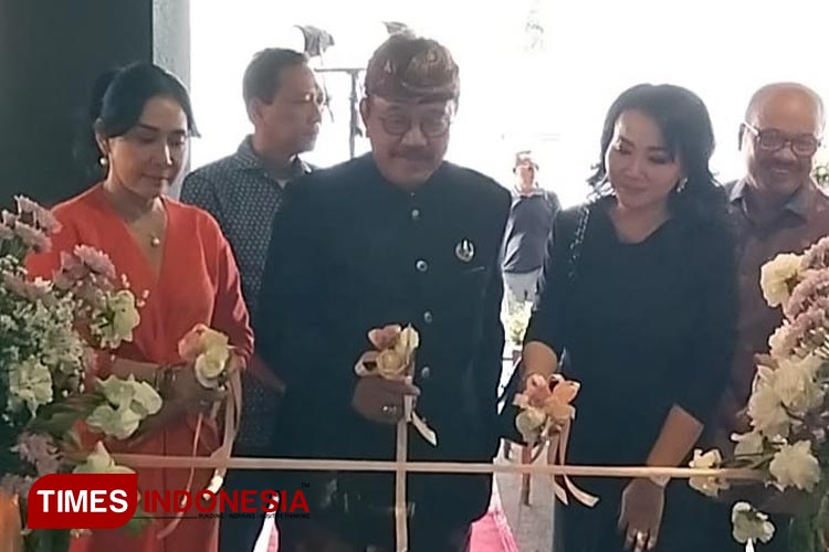 Grand opening Bali Aesthetic Center dihadiri Ketua PHRI sekaligus mantan Wagub Bali, Sabtu (7/10/2023). (FOTO: Susi/TIMES Indonesia) 