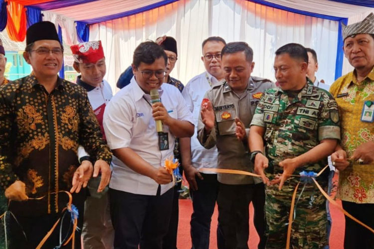 Pemimpin Cabang BRI Genteng, Adityo Budiatno (pegang mike) didampingi Hindunwati bersama Kepala Desa dan Forkopimka Glenmore saat meresmikan SDN Sepanjang 01 Glenemore, Jum’at (6/10/2023). Foto: BRI