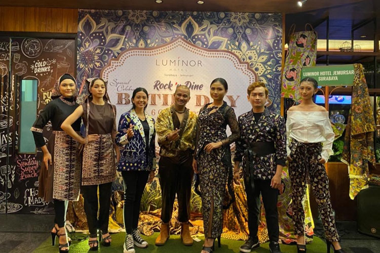 Fashion Designer Embran Nawawi bersama para model mengenakan busana motif Batik Kuno Majapahit di Luminor Hotel Jemursari Surabaya, Sabtu (7/10/2023).(Foto: Dok.Luminor Jemursari)