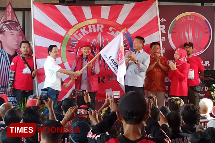 Irfan Nur Alam Serahkan Kembali Tongkat Panglima Laskar Majalengka ke Karna Sobahi