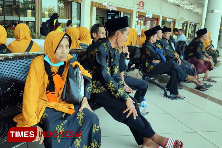Kondisi jemaah yang terlantar di Bandara Juanda selama empat hari karena oknum travel umrah, Sabtu (7/10/2023).(Foto: CHATour Travel for TIMES Indonesia)