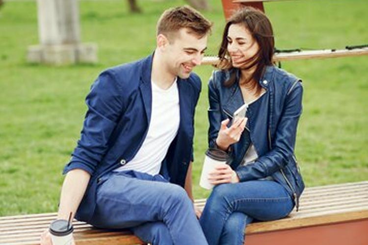 A couple wearing denim on their first date. (PHOTO: prostooleh/Freepik)