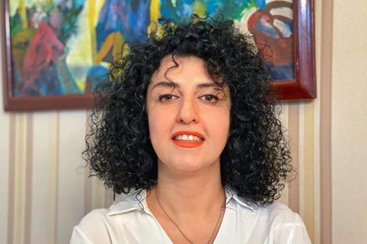 Narges Mohammadi telah menghabiskan sebagian besar waktunya selama dua dekade terakhir keluar masuk penjara karena kampanyenya menentang kewajiban berhijab bagi perempuan dan hukuman mati di Iran. (FOTO: CNA/AFP).