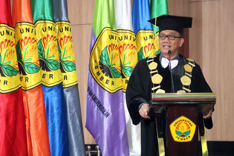 Rektor Iwan Taruna saat menyampaikan sambutan dihadapan ratusan wisudawan Universitas Jember. (Foto: Dok. Humas UNEJ)