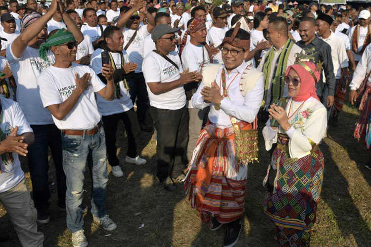 Mendes PDTT saat menghadiri puncak peringatan Hari Bakti Pendamping Desa 2023 di Wisata Danau Fatunausus, Desa Fatukoto, Kabupaten Timor Tengah Selatan, Nusa Tenggara Timur (NTT)