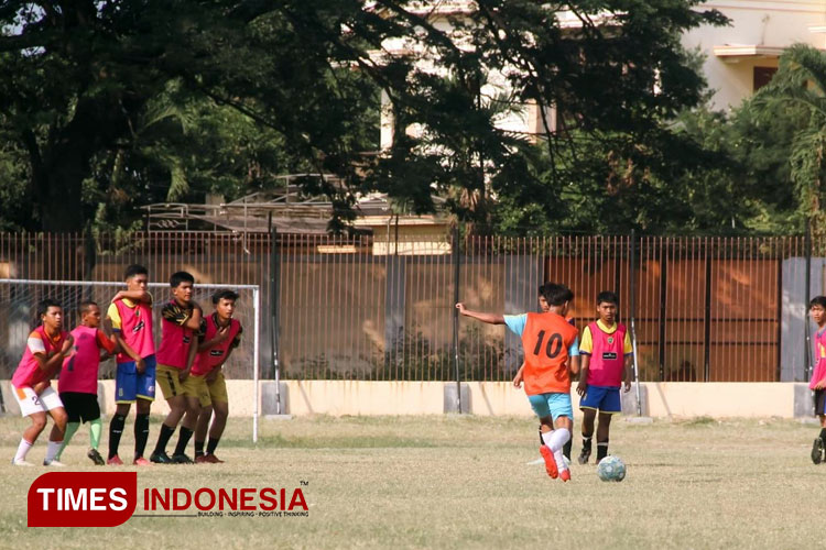 Sejumlah pemain tunjukkan permainan terbaiknya untuk lolos seleksi Persipro 54 U-17. (Foto: Dimas for TIMES Indonesia)