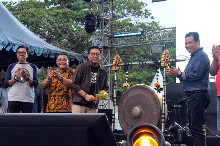 Wakil Wali Kota Denpasar saat membuka Festival Karmany Smansa XIV. (FOTO: Humas Pemkot Denpasar)